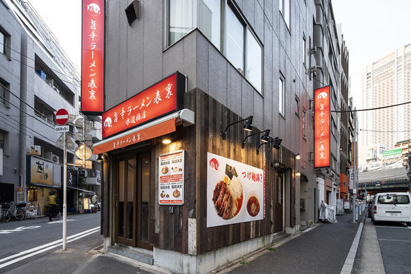 旨辛ラーメン表裏 水道橋店のデザイン内装施工事例 [水道橋]｜店舗デザ...