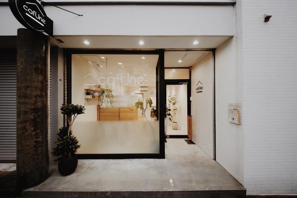 cafUneのデザイン内装施工事例 [服部天神]｜店舗デザイン.COM