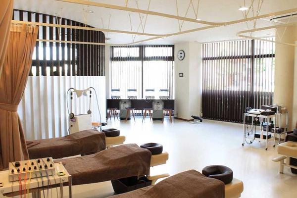 ねむの木整骨院のデザイン内装施工事例 [吉川]｜店舗デザイン.COM