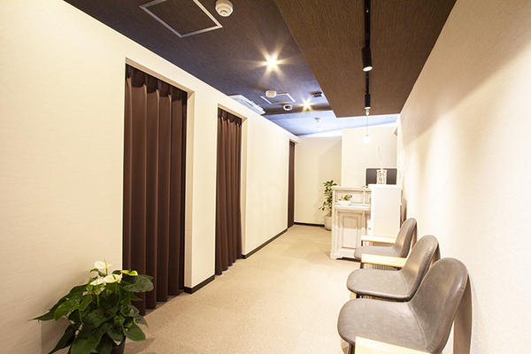 リラク整体 wingのデザイン内装施工事例 [薬院]｜店舗デザイン.C...