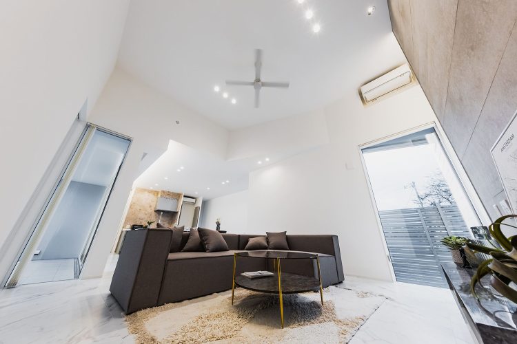 勾配天井とは？メリット・デメリットと後悔しない家づくりのポイント【実例...