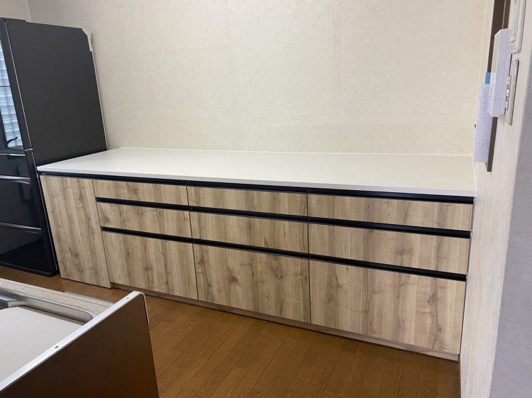 NO.323 堺市北区Y様邸 キッチンボード 茶系竪木目柄 | オーダ...