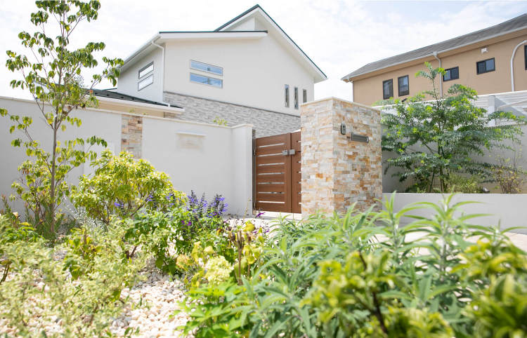 天然石を取り入れた南国リゾート風外構 | 大阪｜外構 エクステリア専門...