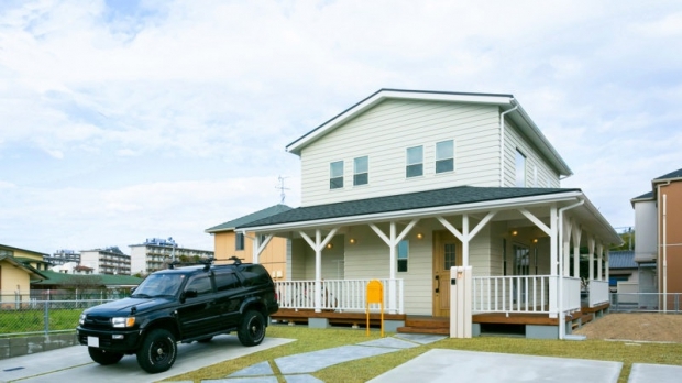 吹抜けリビングとカバードポーチのあるサーファーズハウス｜株式会社博愛