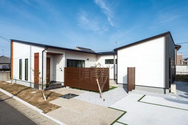 中庭のある勾配天井の平屋|株式会社博愛