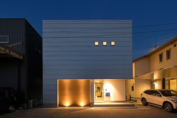 久留米市に建つガレージ兼オフィス|3rd.Cafe LIVING ST...
