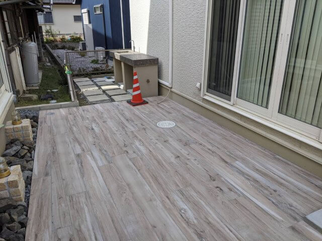 木目調タイルのデッキ施工中 |ブログ|株式会社ノエルnew_tabpd...