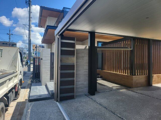 LIXILのプレミエスゲートのある新築クローズ外構デザイン、完成。 |...