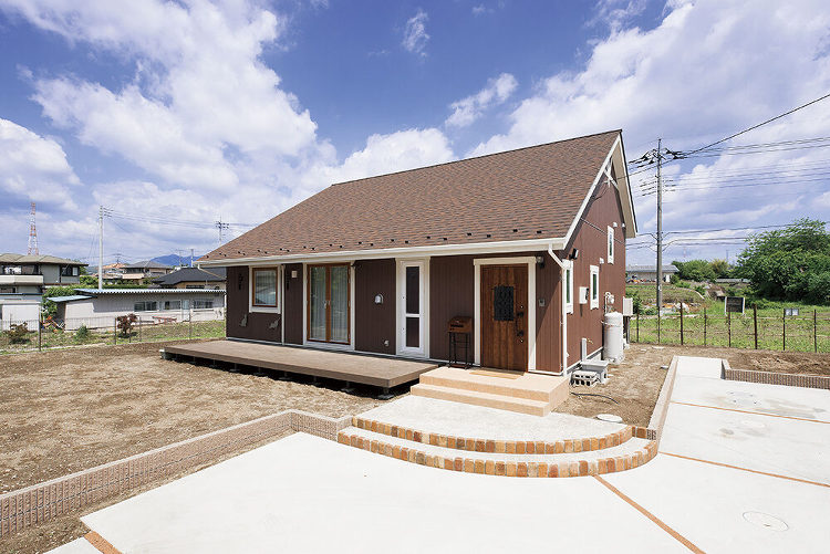 空きスペースを無駄なく収納に利用し、広いリビングを確保した光溢れる平屋...