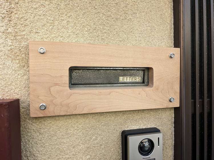 自宅に取付けた木製ポストカバー P_kan|庄司洋建築設計事務所