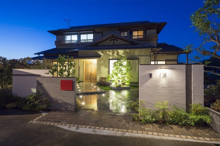 足元を照らす光のアプローチ | 三木市 ライティング タイル | 神戸...