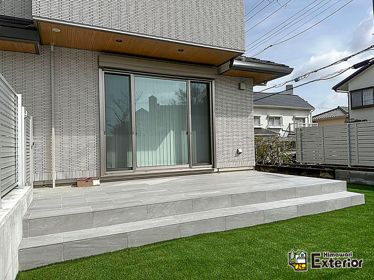 車を2台駐車できる広さを確保した、シンプルモダン住宅 | 神戸で外構・...