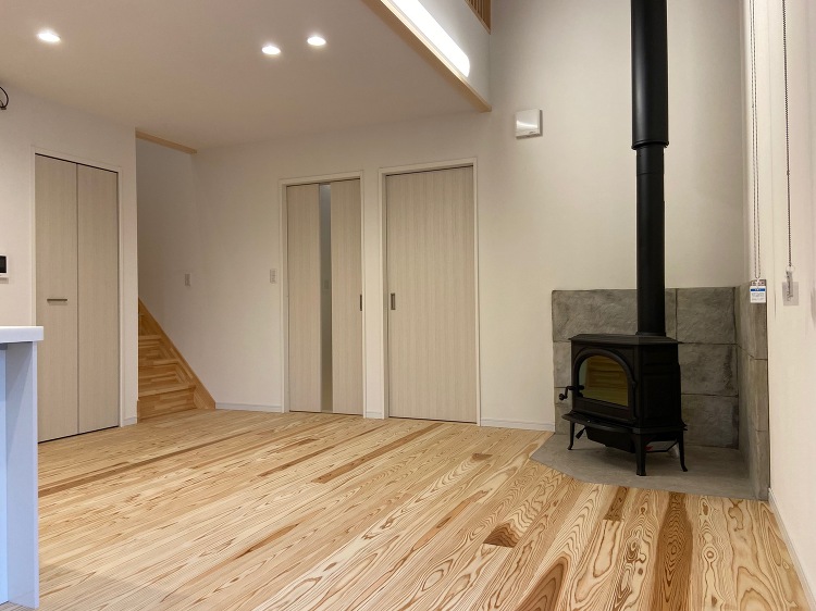 無垢材に囲まれた薪ストーブの家(性能向上計画認定取得) | 星工務店の...