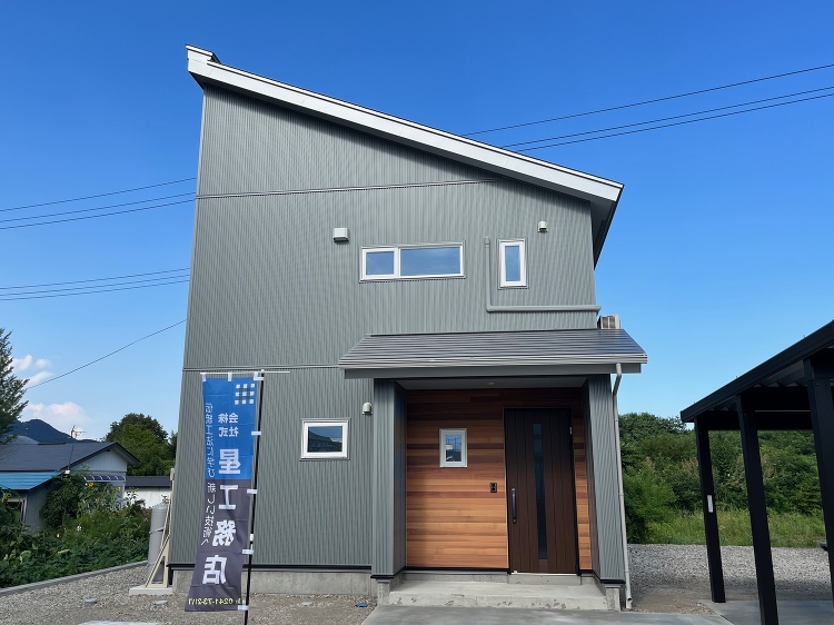 【南会津町/H様邸】吹抜リビング/シンプルモダン&超高性能な住まい |...