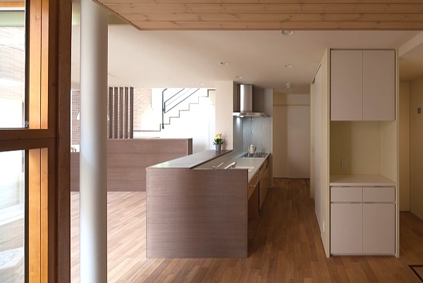 収納の後ろにも家事動線があるオープンキッチン シーズ・アーキスタディオ...