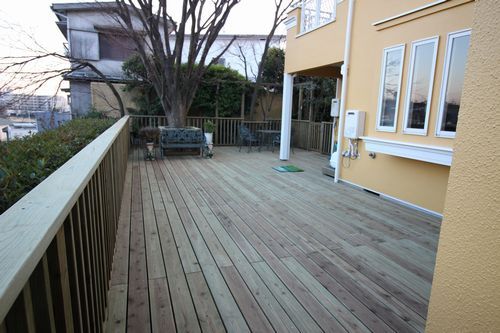 擁壁・斜面・傾斜地デッキ施工例 明治２０年創業 老舗材木屋発 ウッドデ...