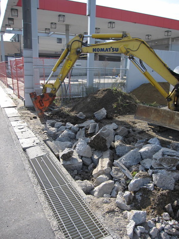 既存コンクリートのはつり作業にコマツ建機! : 毎年受賞歴多数!外構専...
