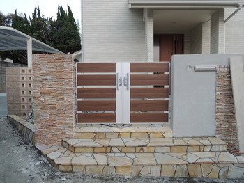 門柱の石貼りとモザイクタイル : 毎年受賞歴多数!外構専門店サコヤマエ...