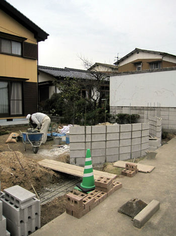 F様邸工事状況（門柱及びR壁下地ブロック施工中） : 毎年受賞歴多数！...