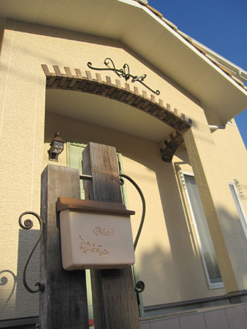 南欧風の壁付けポストとオーナメント！ : 毎年受賞歴多数！外構専門店サ...