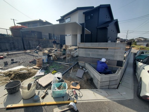 門柱タイル工事中 : 毎年受賞歴多数!外構専門店サコヤマエクステリアの...