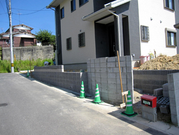 山口県 宇部市 E様邸 門柱下地ブロック! : 毎年受賞歴多数!外構専...