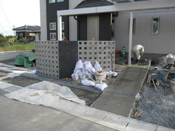 アプローチのコンクリート洗い出し工事中！ : 毎年受賞歴多数！外構専門...