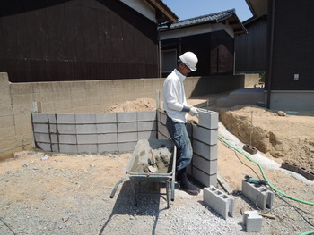 Rサブ門柱下地ブロック工事中! : 毎年受賞歴多数!外構専門店サコヤマ...