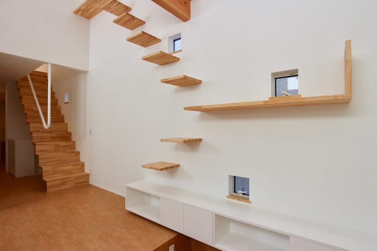 吹抜けを彩る猫窓・天窓のある家 | 前田敦計画工房｜犬・猫と暮らす住宅...