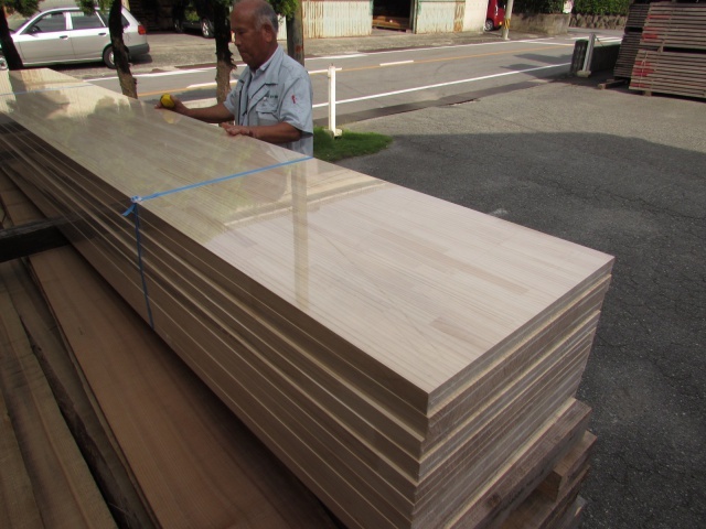 ラジアータパイン集成材 ドアや建具材などに | 納入実績紹介 | 無垢...
