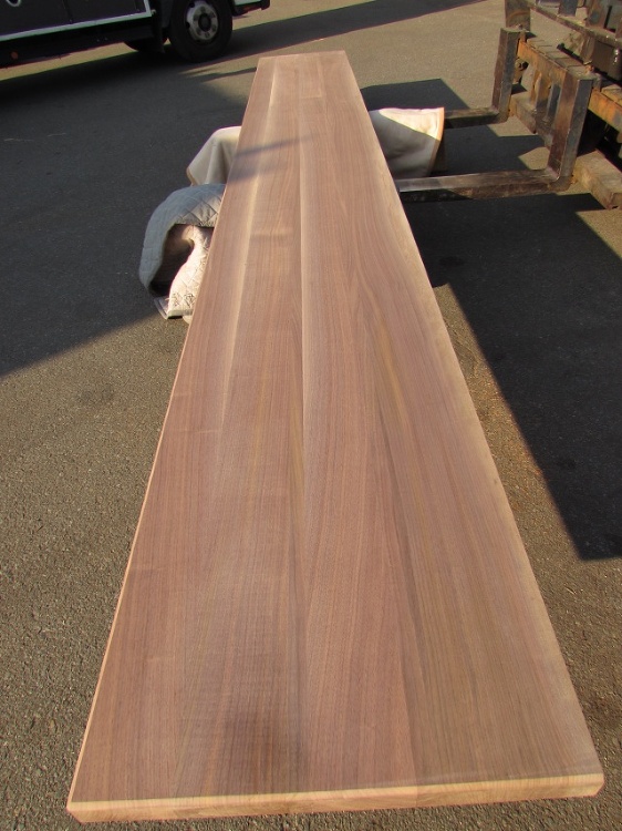 ウォールナット 長さ4.5mの横ハギカウンター | 一枚板 お取り引き...