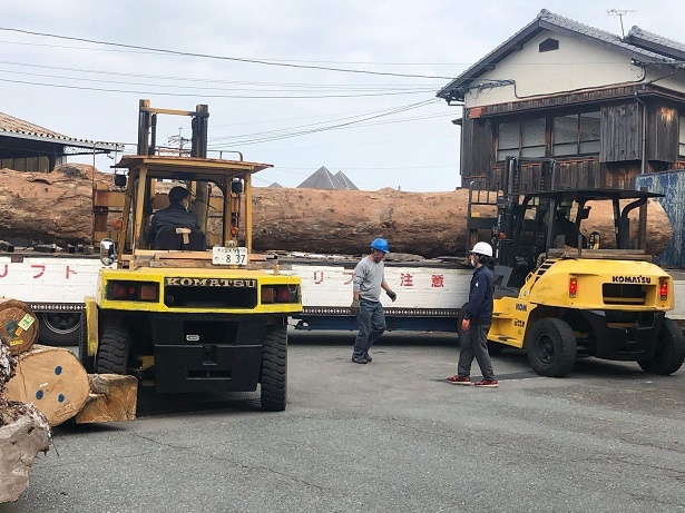 丸太荷下ろしと道具のメンテナンス | 原木 | 高田製材所ブログ | ...