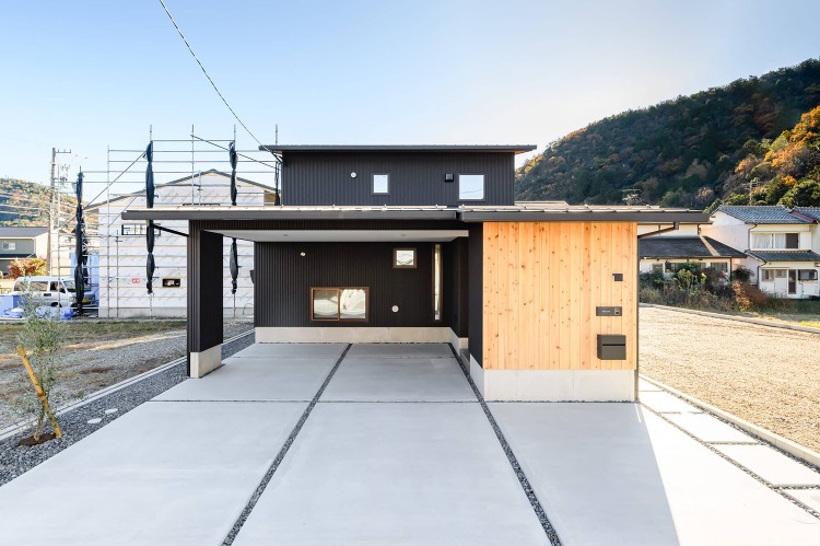 吹き抜けと大開口で外につながる家