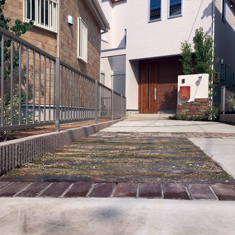 ワンポイントデザインのアプローチ兼駐車場 | 名古屋の外構・エクステリ...