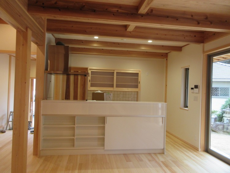 システムキッチンを据える 印南の家|今日の現場から|読みもの | 和歌...