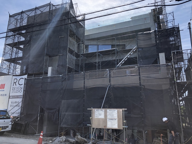 段々形状の家、足場解体 | RC住宅専門店