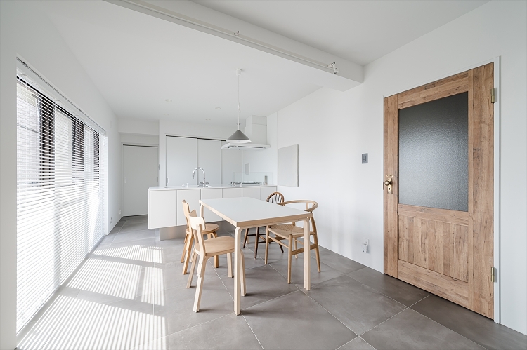 おしゃれな部屋作りはドアにもこだわる!リノベーション事例やドアを選ぶと...