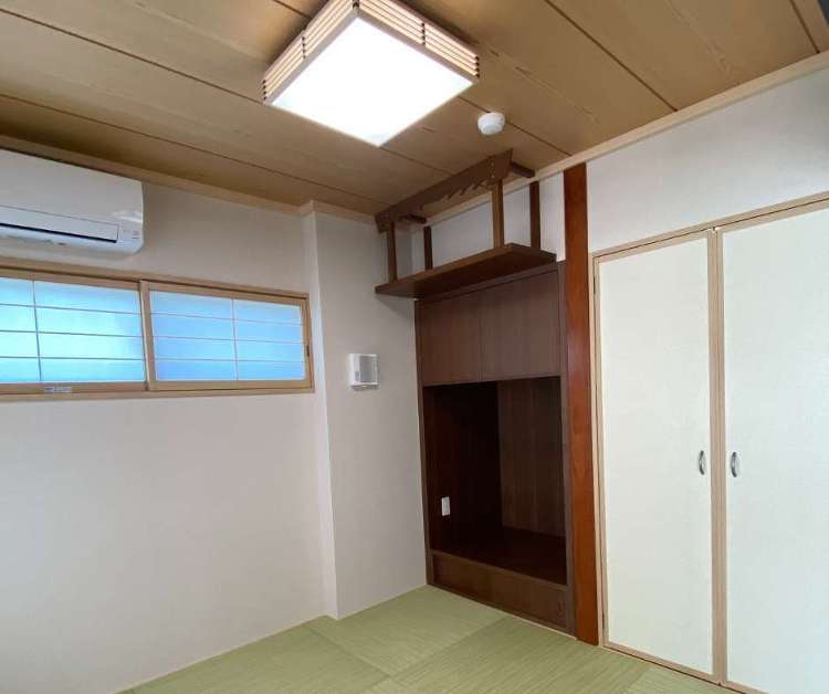 建替え前の神棚板を再利用し、床柱新設、目透かし天井を施工 | 店舗・オ...