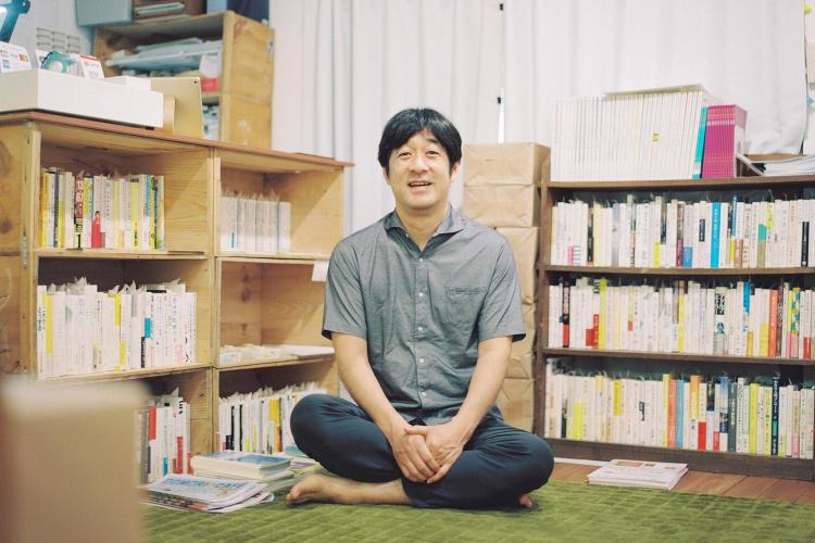 小谷さんと小上がりのある書店「葉々社」｜東京R不動産