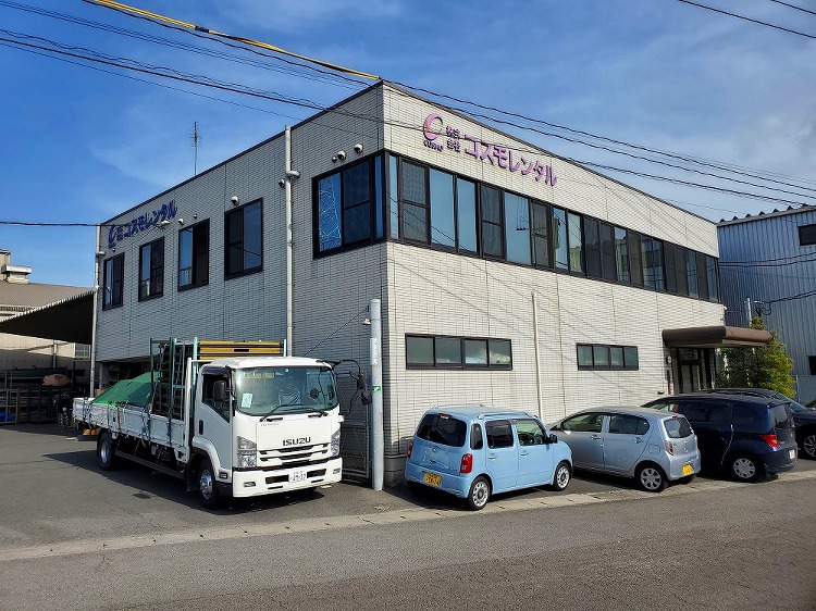 コスモレンタル 外壁塗装・文字看板塗装・鉄部塗装等 改修工事を行いまし...