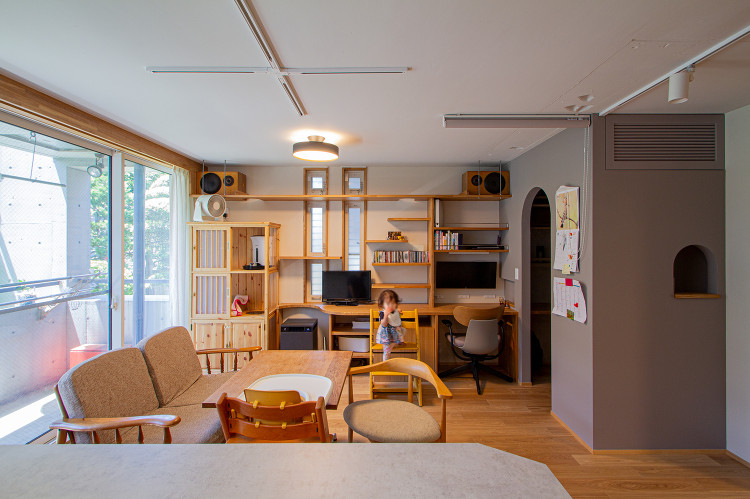 バルコニーと一体になった、家族と猫と暮らす開放的なリビング空間