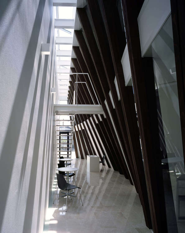 街の歴史を継承する現代の通り庭 Machiya Office | 佐藤...