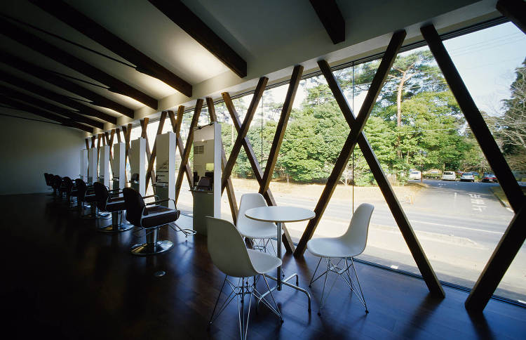 斜柱で開放的な間口を実現した美容室 SUAVE HAIR | 佐藤宏尚...