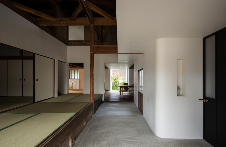 ［Renovation］House In Sasayama 通り土間と...