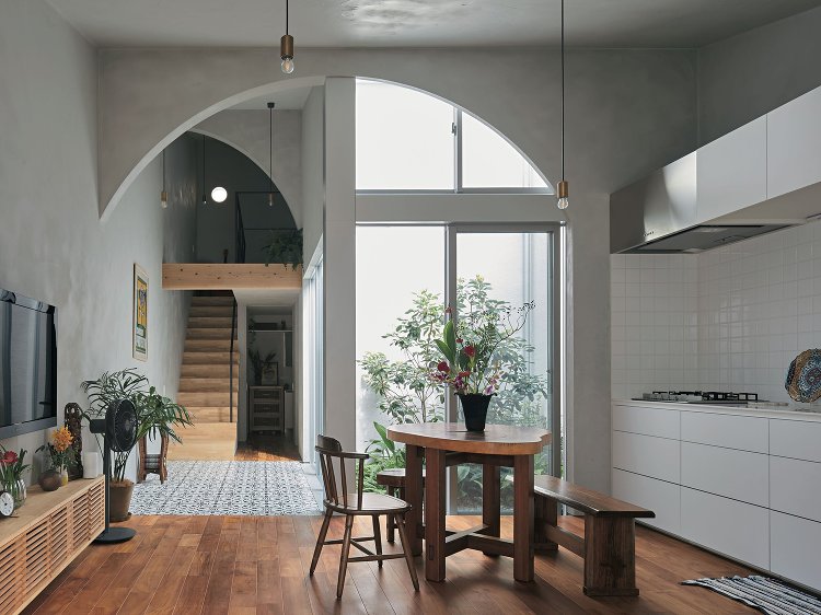 ［architect］House in Ohasu アーチと２つの庭の...