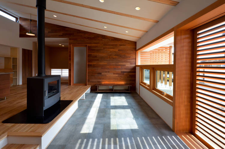 薪ストーブとスキップフロアの平屋「Akaiwa K_House」