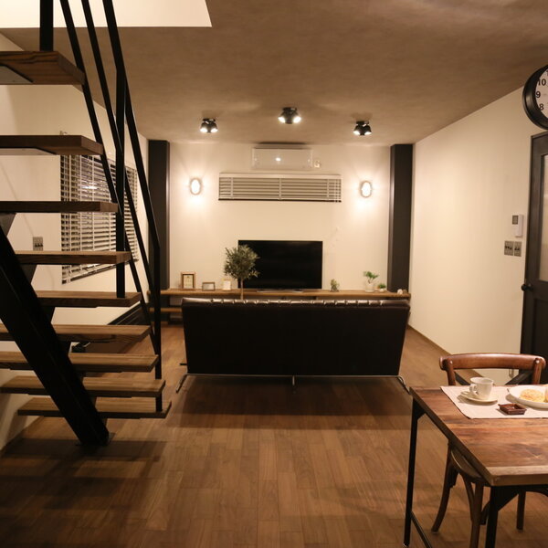 鉄骨階段、オールステンレスキッチンがある夜が似合う大人インダストリアル...