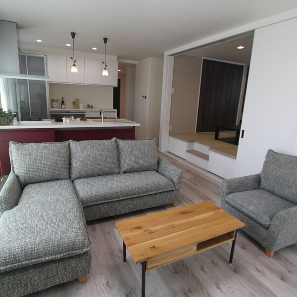 小上がりのワークスペース、オープンキッチンがある3LDK平屋の住まい【...