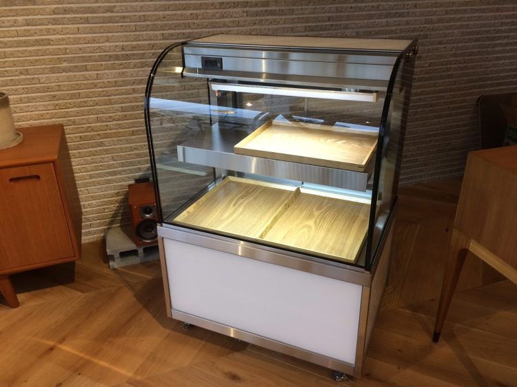 ケーキ用の冷蔵ショーケース搬入!その後花柄のタイル張り! - 岡山の店...
