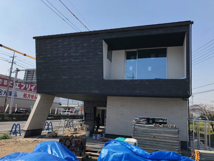足場が解体されました！ - 岡山の店舗デザイン・住宅設計 | 青木建築...